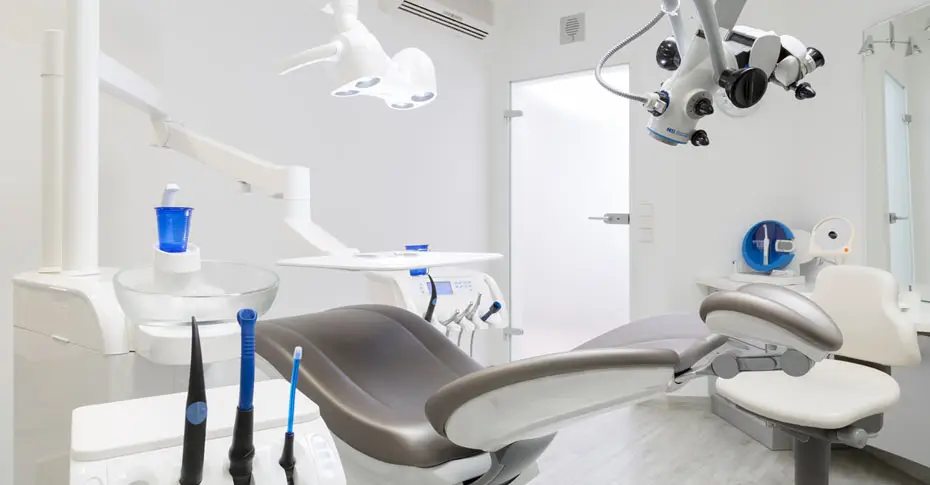 Behandlungszimmer mit OP-Mikroskop