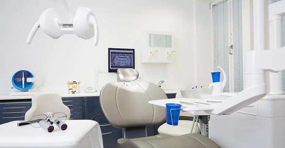 Behandlungszimmer mit hochmoderner technischer Ausstattung