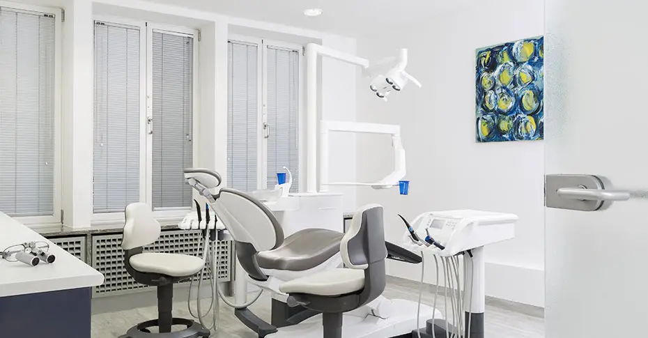 Behandlungszimmer mit hochmoderner technischer Ausstattung
