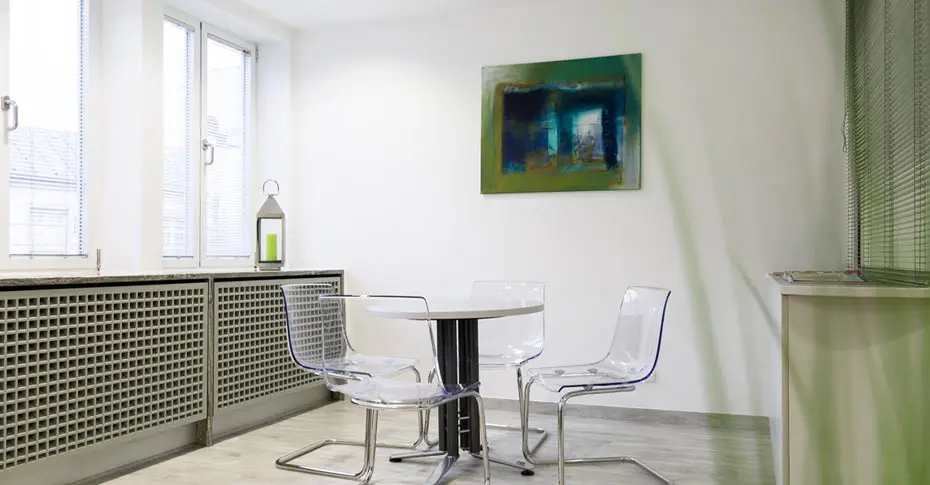 Der helle Wartebereich mit großen Fenstern